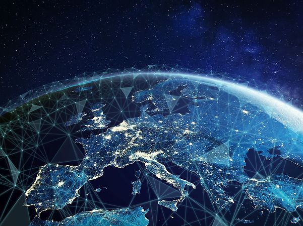 Globus im Weltraum mit abstrakter Netzwerkstruktur