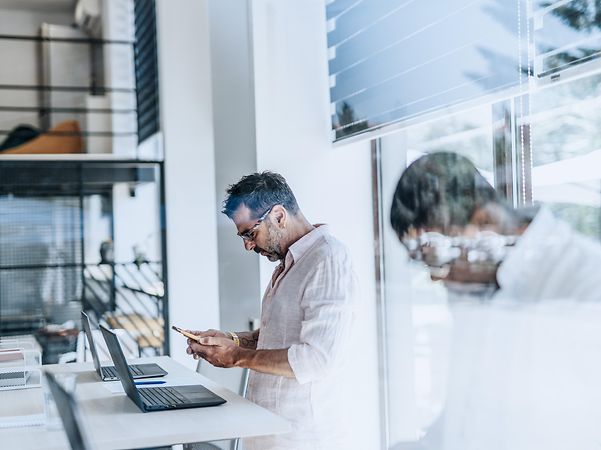 Mitarbeiter nehmen an einem Webinar teil