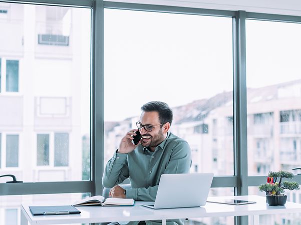 Mann telefoniert und informiert sich zum Thema Magenta Secure SASE Ecoplay Fortinet