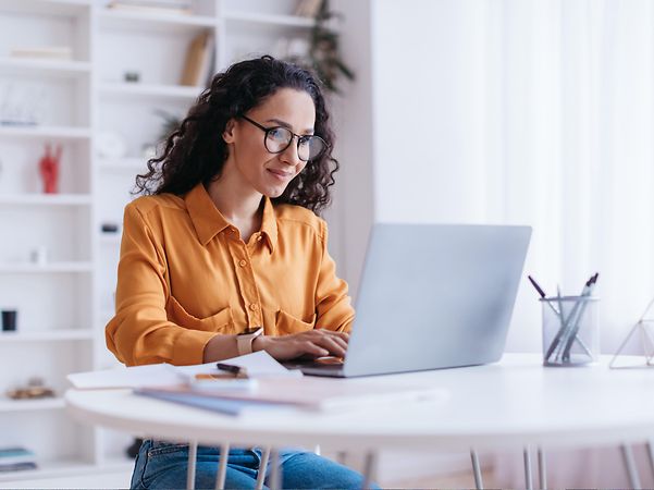 Frau sitzt am Rechner und informiert sich über Magenta Secure SASE Ecoplay Cisco