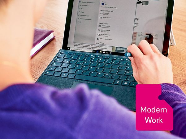 Im Vordergrund ist eine Frau mit Laptop, oben links der Schriftzug ‚Security Cave‘.“