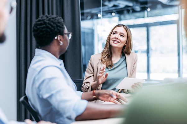An employee advises a customer on switching to Microsoft Teams telephony.