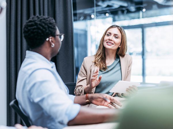 An employee advises a customer on switching to Microsoft Teams telephony.