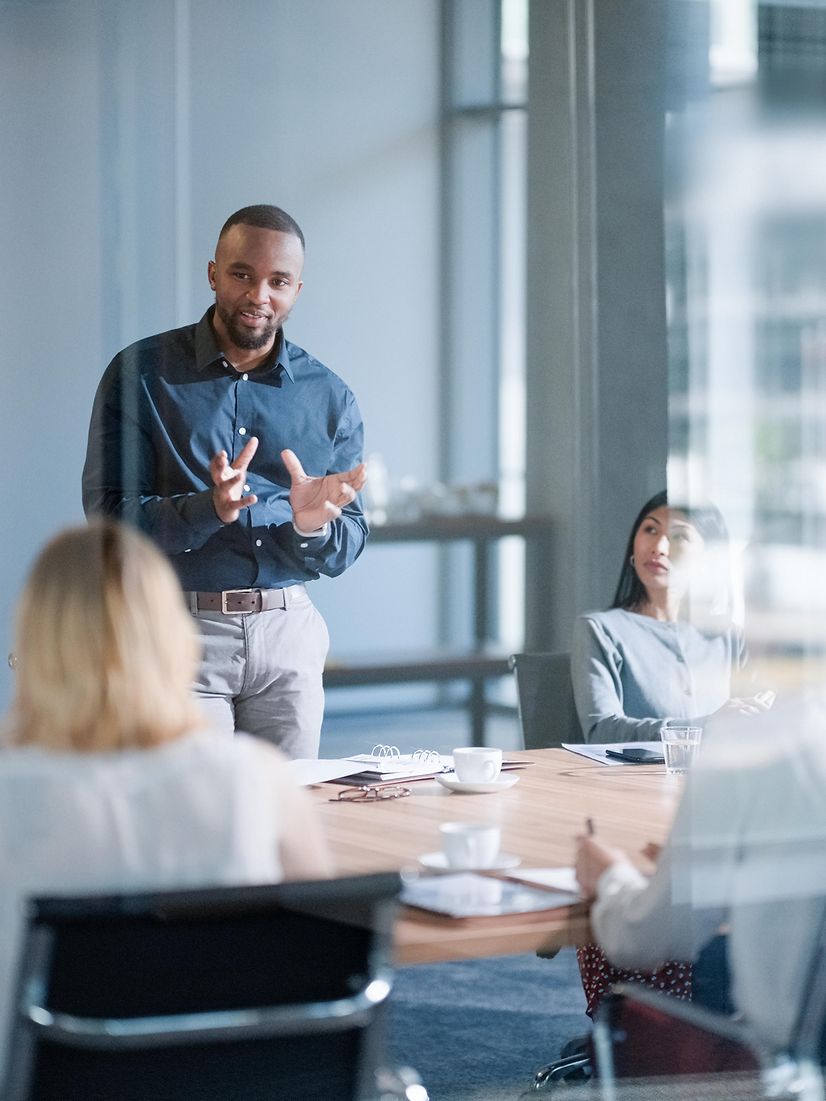 Business colleagues hold a meeting in the meeting room.