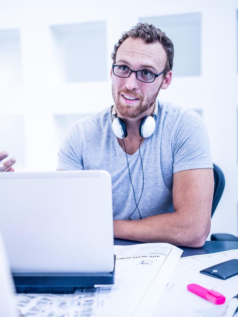 A smiling man advises on Zoom X Phone