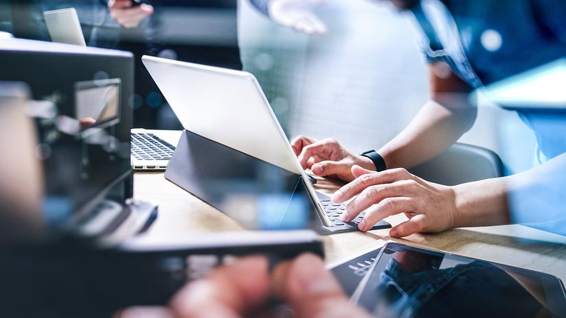 An open laptop displaying information about analysts' assessments of Telekom's managed IT services.