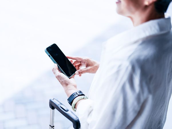 Business travellers use their smartphones for secure data transmission