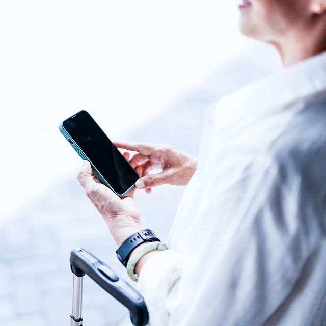 Business travellers use their smartphones for secure data transmission