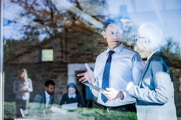 A man and a woman discuss Telekom digitalisation solutions for the public sector of the future.