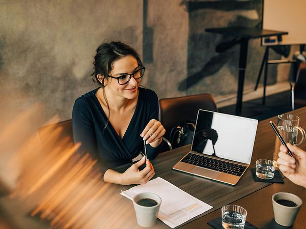 Businesswoman informs colleagues about the possibilities of Business Premium Access for networking multiple locations.
