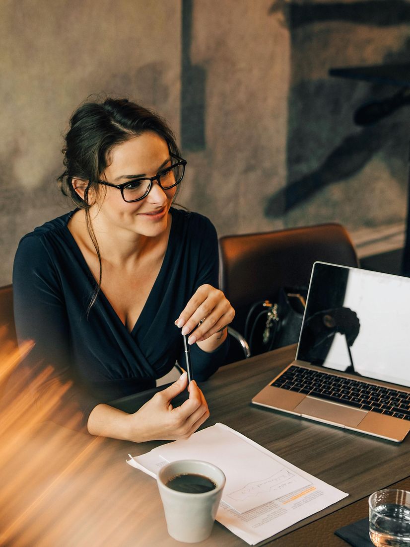 Businesswoman informs colleagues about the possibilities of Business Premium Access for networking multiple locations.