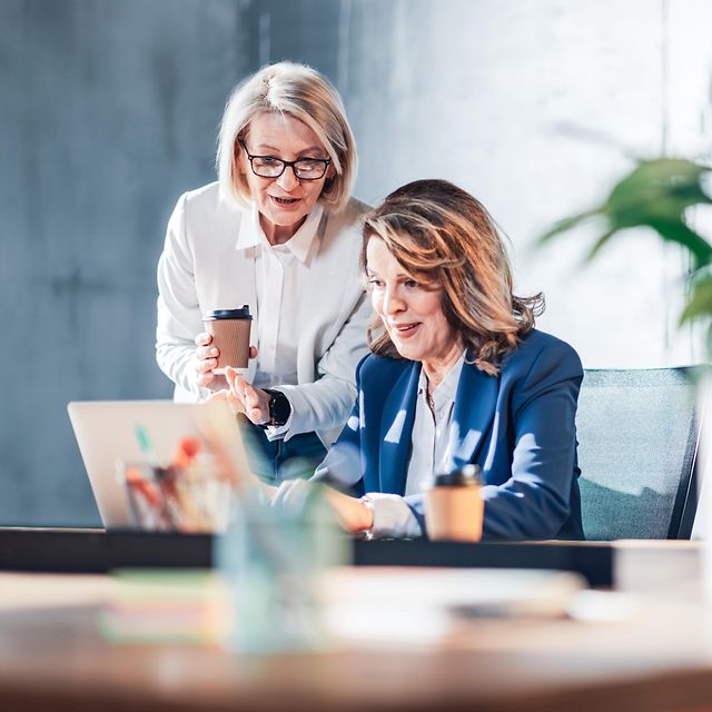 2 Businesswomen use the advisory service to find the right internet & landline tariff for their company.