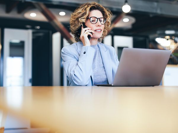 A friendly IT specialist provides IT support as part of Telekom Digital Office Services.