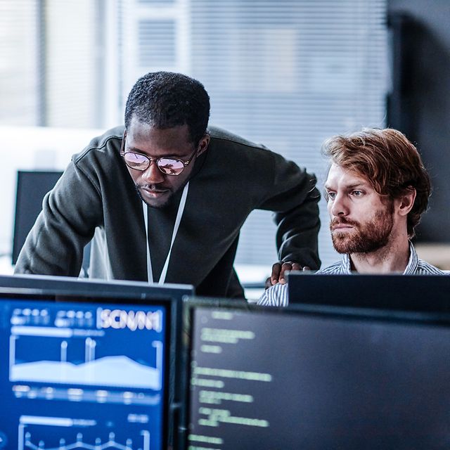 Two colleagues are looking at a screen.