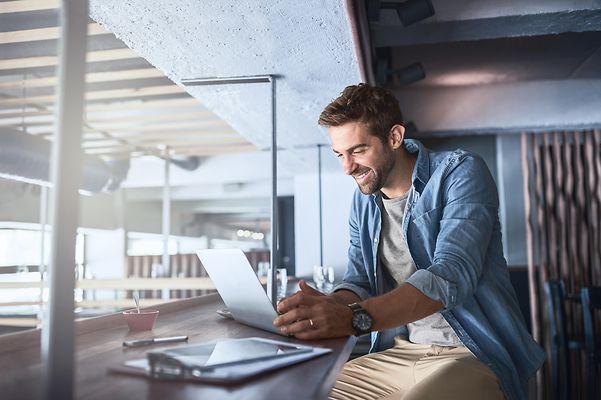 A business customer uses the €250 starting credit and tests the Open Telekom Cloud.