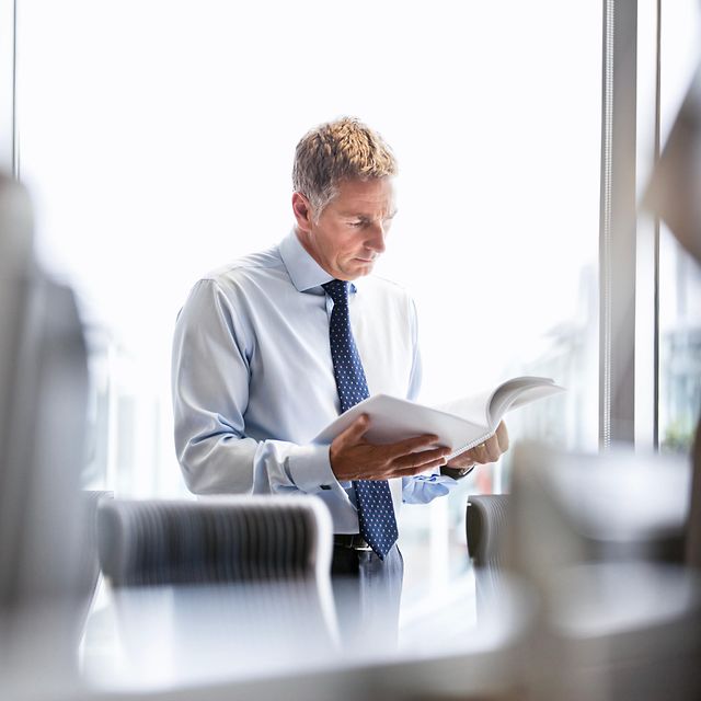 Mann liest im Büro etwas über Magenta Secure SASE
