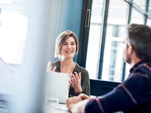 Frau erklärt im Büro die Vorteile von Magents Secure SD-WAN based on HPE/Juniper