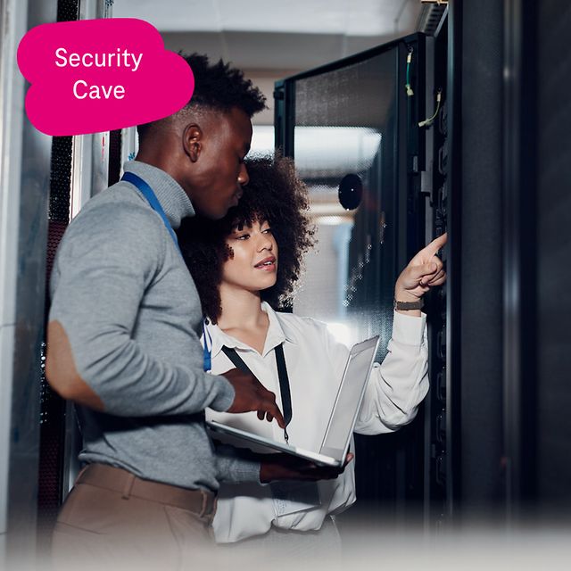 Zwei IT-Fachkräfte stehen im Rechenzentrum vor einem offenen Serverschrank.