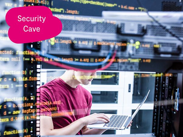 Person im Rechenzentrum arbeitet mit einem Laptop zwischen Serverschränken, überlagert von Programmcode auf dem Bildschirm.
