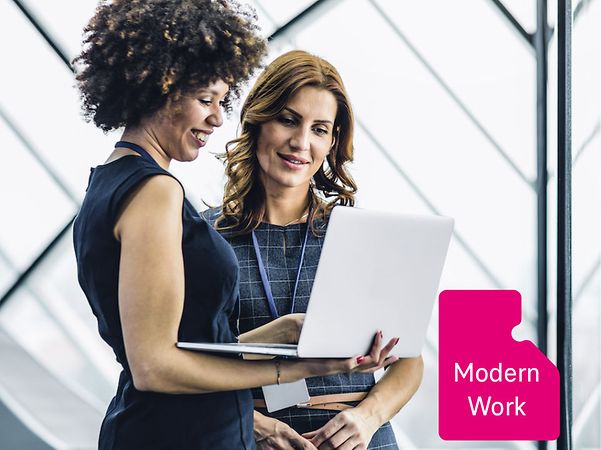 Zwei Business-Frauen blicken gemeinsam auf einen geöffneten Laptop, daneben ein Icon mit der Aufschrift „Modern Work“.