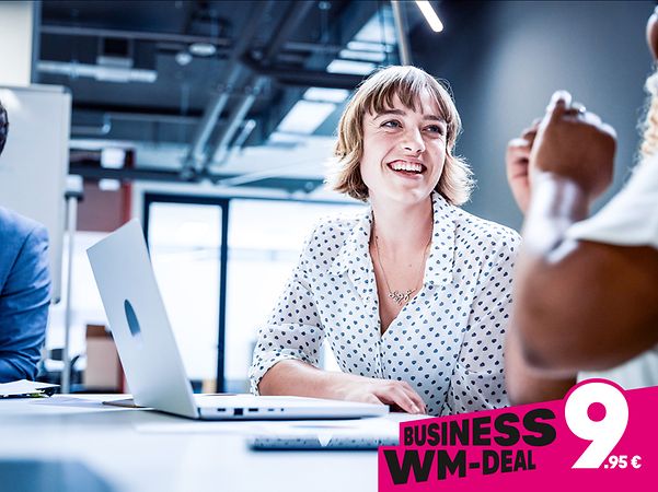 Schriftzug Business WM-Deal nur 9,95 Euro für Telekom Business DSL mit telefonierender Frau vor Laptop