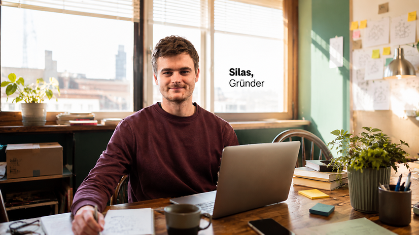 A start-up founder is sitting at his desk, using the Business Vario plan to browse the internet and make phone calls.