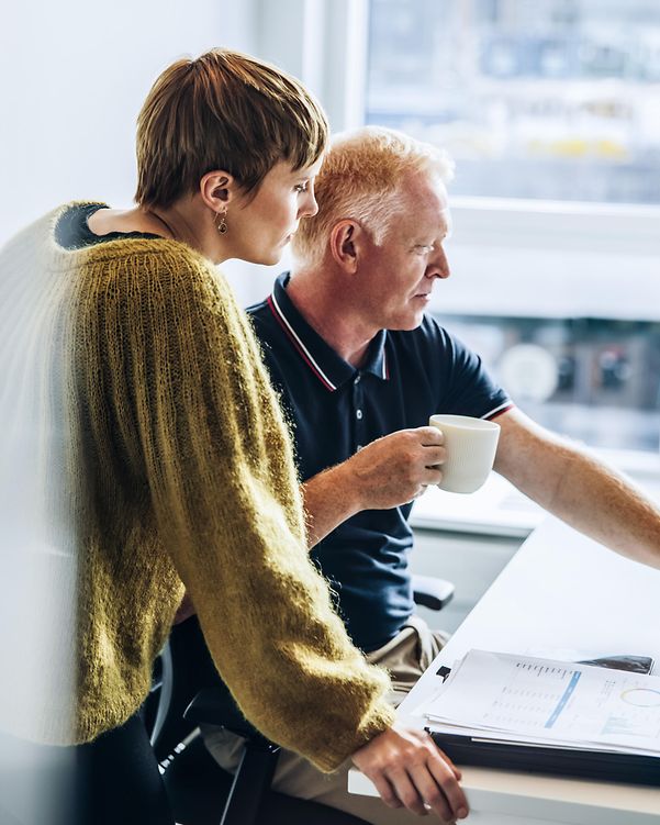 Mann und Frau besprechen sich im Büro am Computer