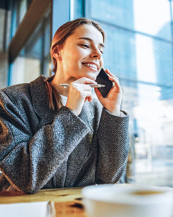 Frau telefoniert im Cafe