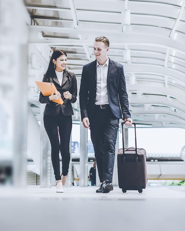 Mann und Frau sind am Bahnhof