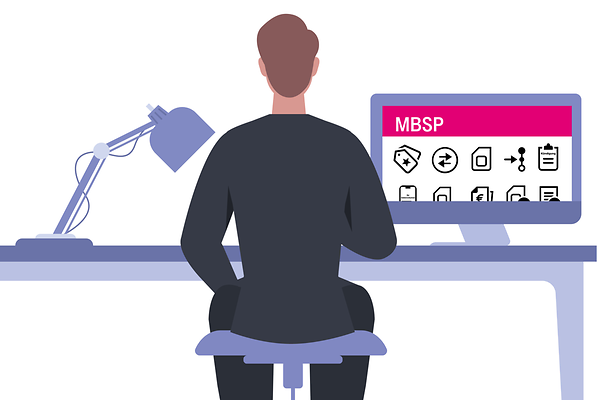 Ein Mann sitzt an seinem Schreibtisch und informiert sich im Magenta Business Service Portal (MBSP)
