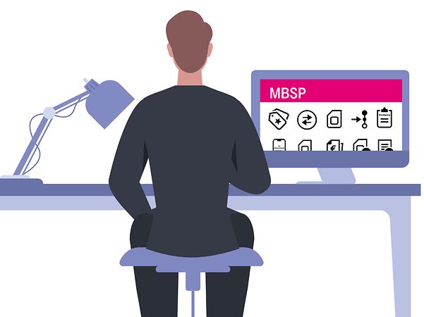 Ein Mann sitzt an seinem Schreibtisch und informiert sich im Magenta Business Service Portal (MBSP)