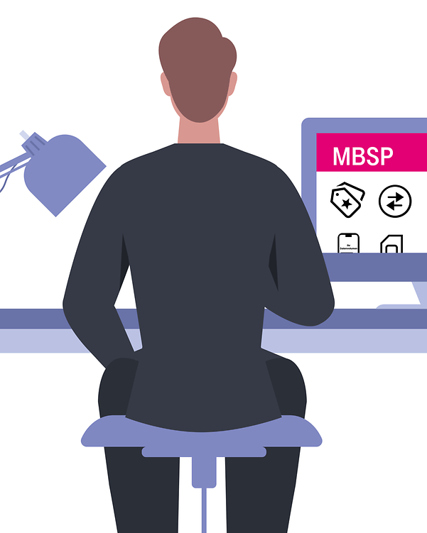 Ein Mann sitzt an seinem Schreibtisch und informiert sich im Magenta Business Service Portal (MBSP)