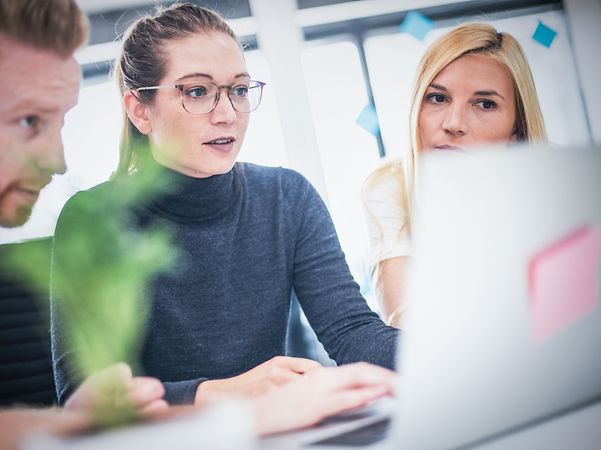 Geschäftsleute, die in modernen Büroräumen arbeiten