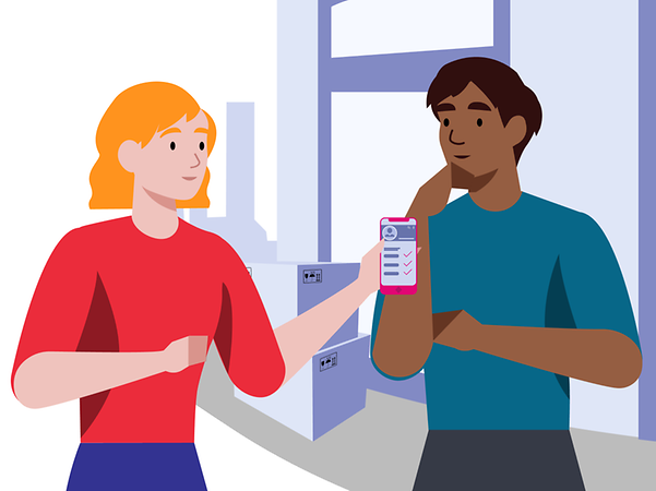 Eine Person zeigt einer anderen Person eine Checkliste zum Umzug auf dem Handy vor einem Gebäude mit Umzugskartons