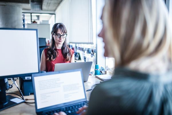 Zwei Frauen arbeiten am Laptop.