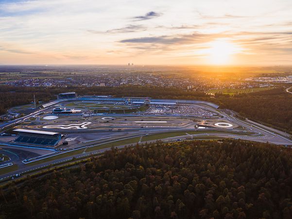 Blick auf die Rennstrecke Hockenheimring bei untergehender Sonne