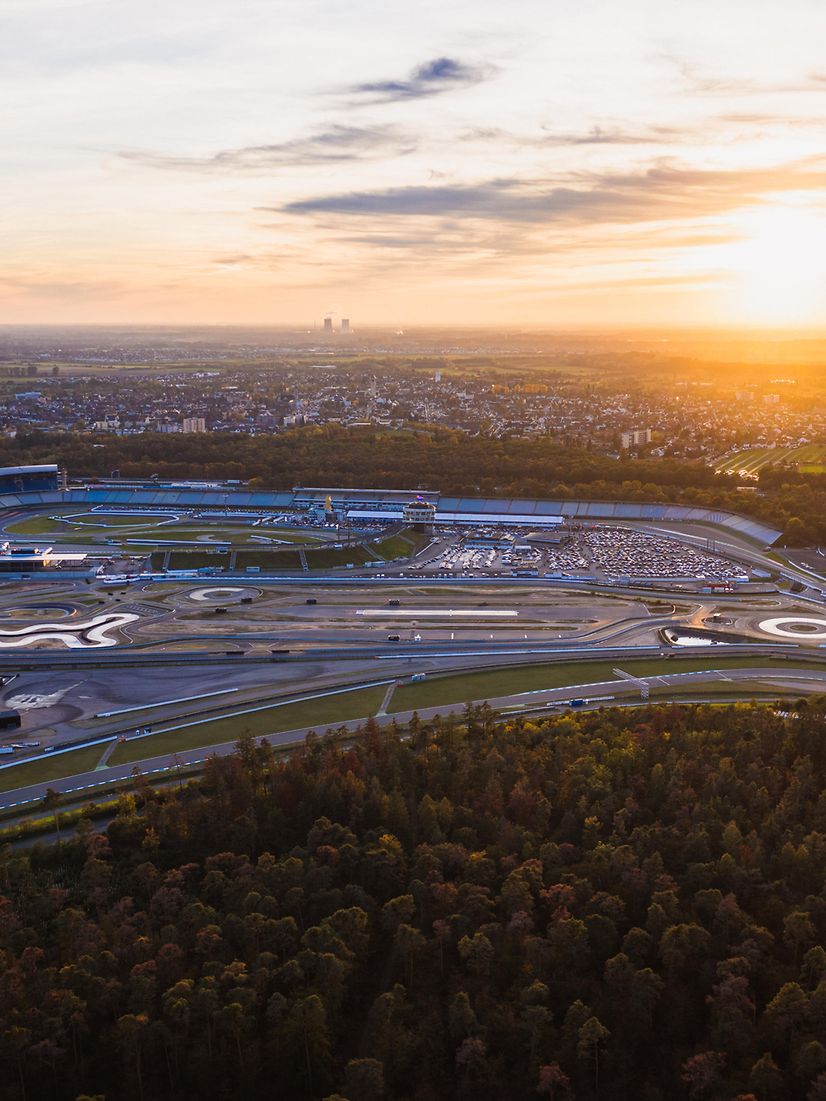 Blick auf die Rennstrecke Hockenheimring bei untergehender Sonne