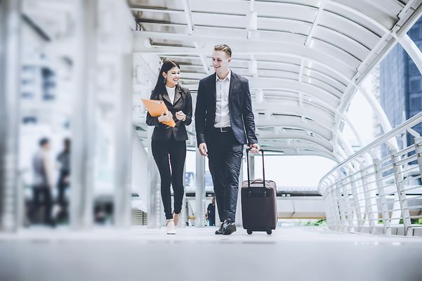 Mann und Frau unterhalten sich an der frischen Luft
