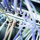 Foto eines Servers mit einer Menge LAN-Kabel