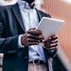 Mann im Business Look sammelt Daten mit DocuSign auf seinem Tablet
