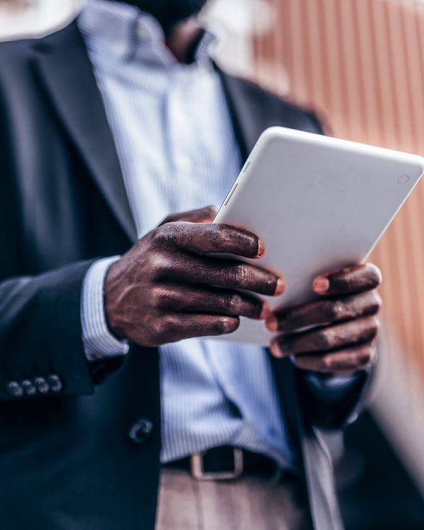 Mann im Business Look sammelt Daten mit DocuSign auf seinem Tablet