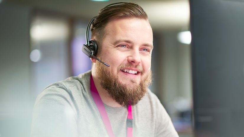 Experte für Microsoft Teams telefoniert mit Headset