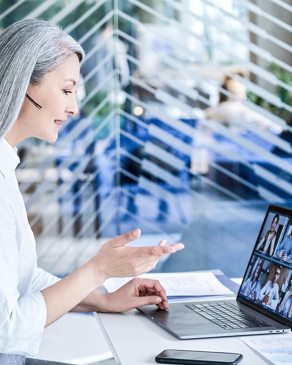Eine Frau ist in einem Microsoft Teams meeting