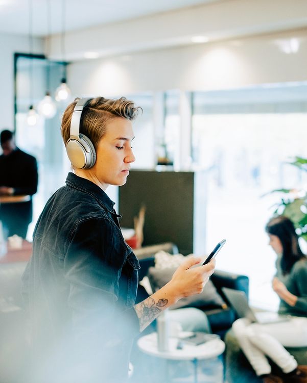 Eine Frau aus einem Team telefoniert im Büro