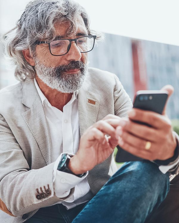Ein Mann tippt auf seinem Smartphone