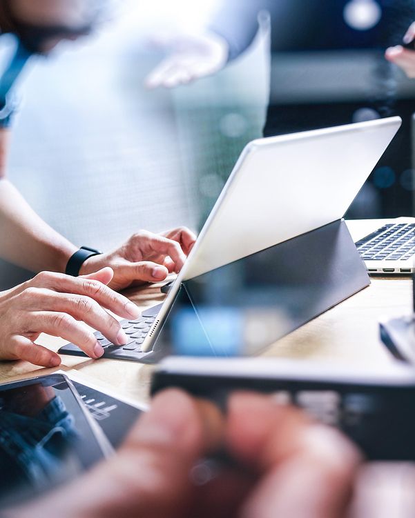 Ein modernes Büro, wobei eine Person im Vordergrund auf einer Tastatur tippt und engage Multichannel ACD nutzt