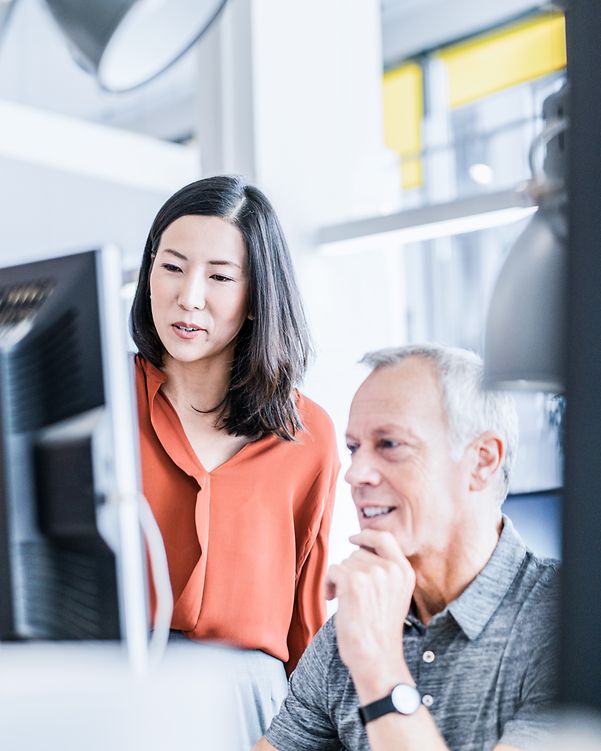Business-Leute diskutieren am Computer