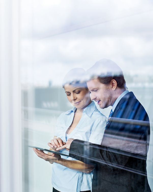 Geschäftsleute im Büro mit digitalem Tablet