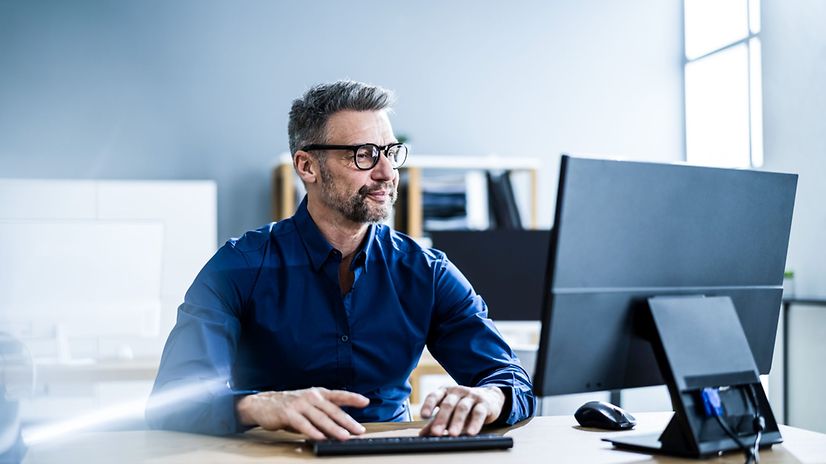 Geschäftsmann mit Business Computer in Office
