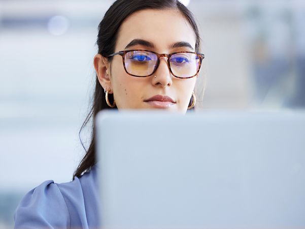 Frau sitzt am Laptop